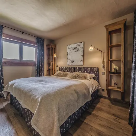 Chalet Montanum, Ski In - Ski Out, 9 Pax Courchevel 1550 * Courchevel