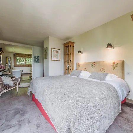 Chalet Montanum, Ski In - Ski Out, 9 Pax Courchevel 1550 Chalet *