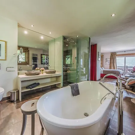 Chalet Montanum, Ski In - Ski Out, 9 Pax Courchevel 1550 * Courchevel