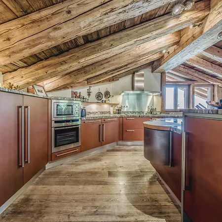 Chalet Chalet Montanum, Ski In - Ski Out, 9 Pax Courchevel 1550 Courchevel