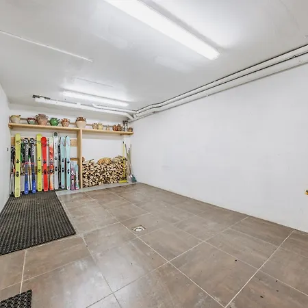 Chalet Montanum, Ski In - Ski Out, 9 Pax Courchevel 1550 *