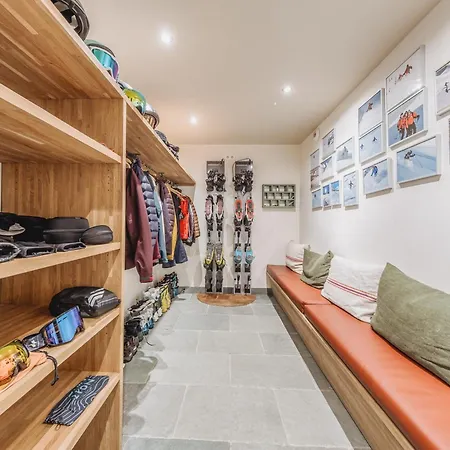 Chalet Montanum, Ski In - Ski Out, 9 Pax Courchevel 1550 * Courchevel